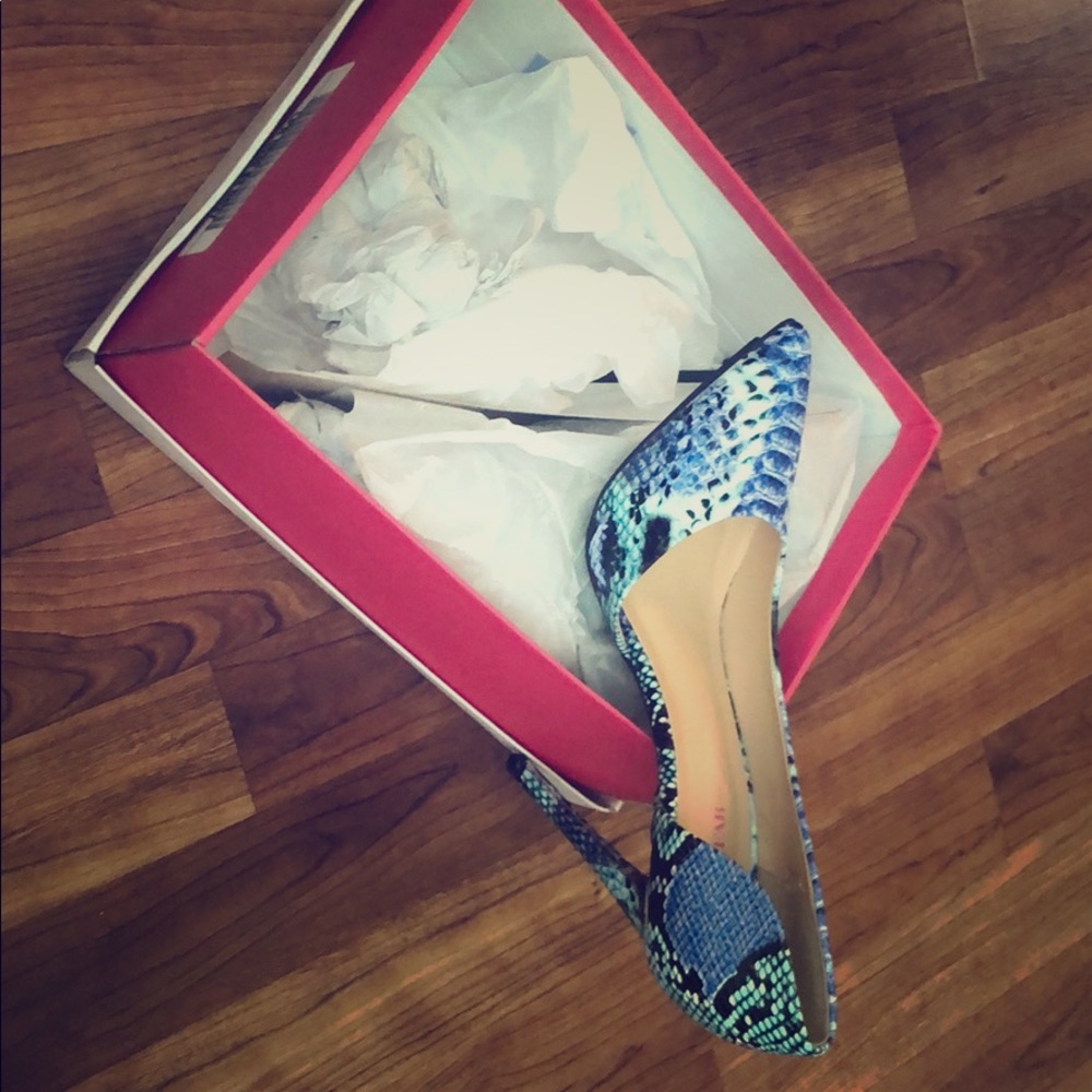 BRAND NEW, NEVER WORN BLUE Snake Skin Heels